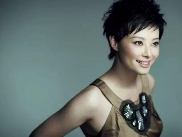 袁立回归再发文：你就是一个高级骗子！网友发现照片眼神有猫腻？