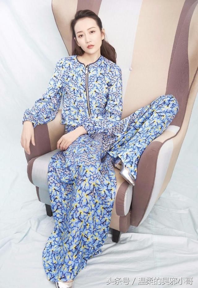 王鸥短靴紧身裤秀纤细大长腿，红色格纹衬衫搭手上，造型帅气满分