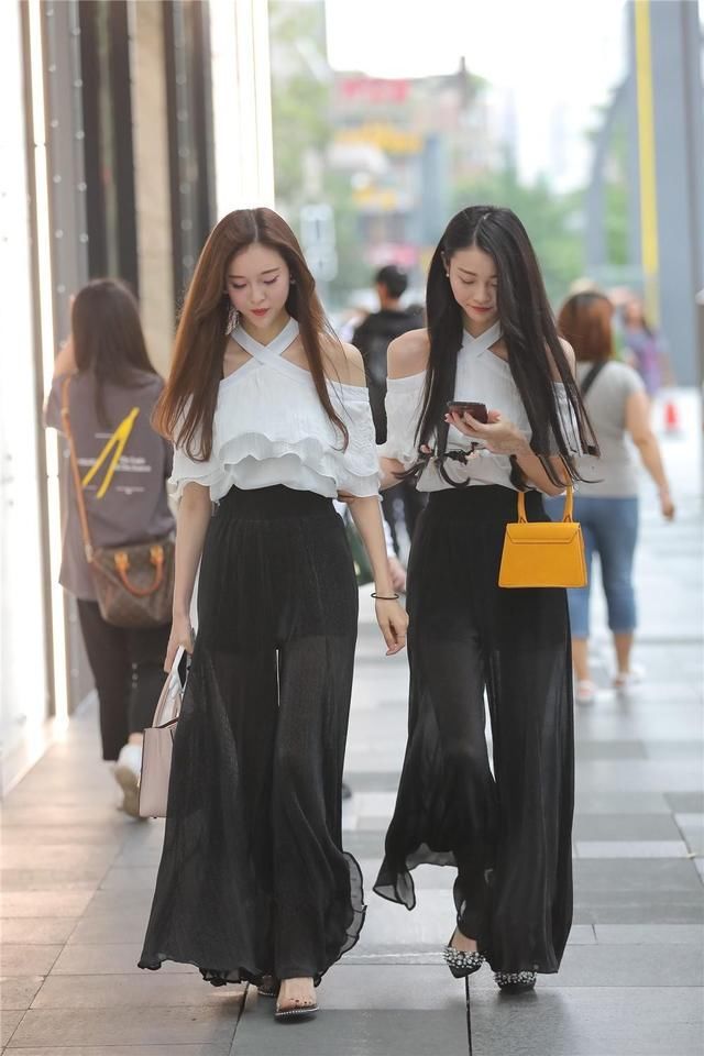 街拍：一姐妹花，搭配很时尚，笑容也很甜美！