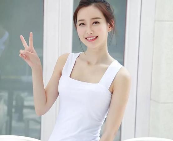  美女|清新脱俗的美女，吊带背心配牛仔裤，太好看又减龄！