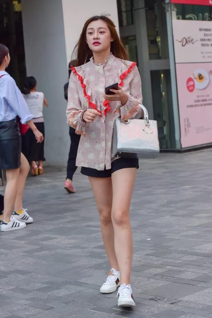 街拍：黑短裤白皙长腿性感时尚美女
