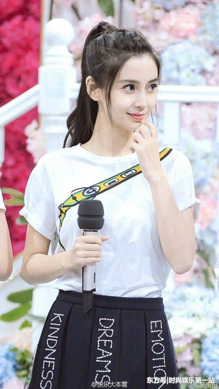 29岁baby和26岁热巴同穿白T短裙,终于见识了真女神气质