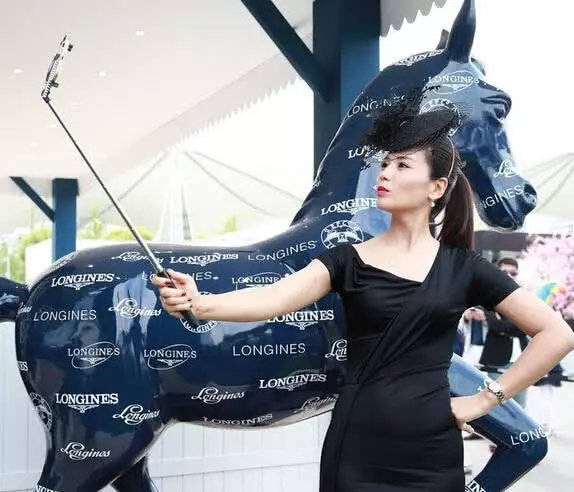 刘涛厉害了，这身装扮惊艳全场，只是这身材暴露了年龄