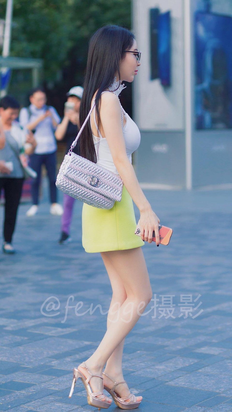 街拍:穿搭清新脱俗的小美女，身材凹凸有致，令人艳羡