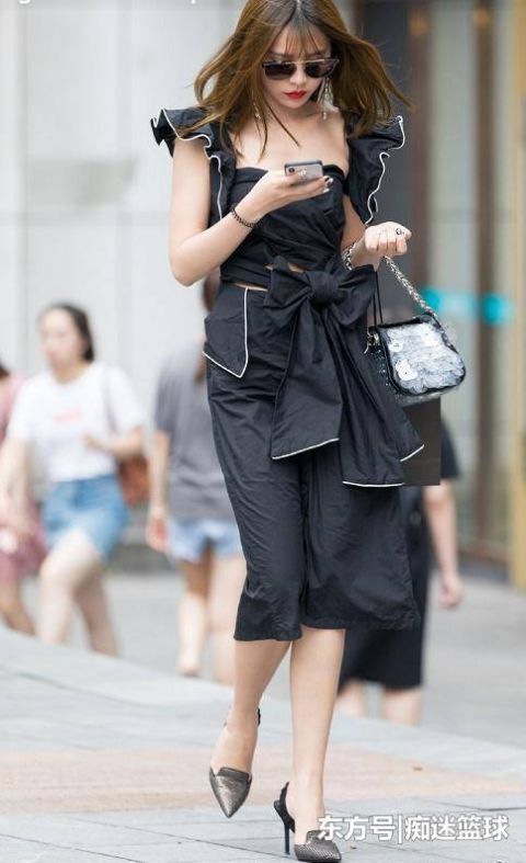  【黑卫衣】街拍：图一美女黑卫衣搭过膝靴子，腿细高颜值，下装消失美的很！