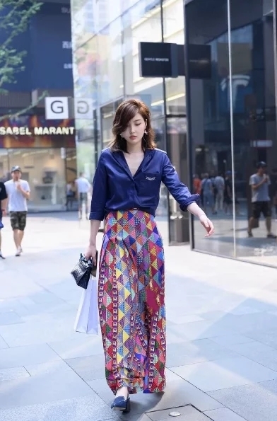  有型|街拍：个性前卫的美女，显得挺拔有型