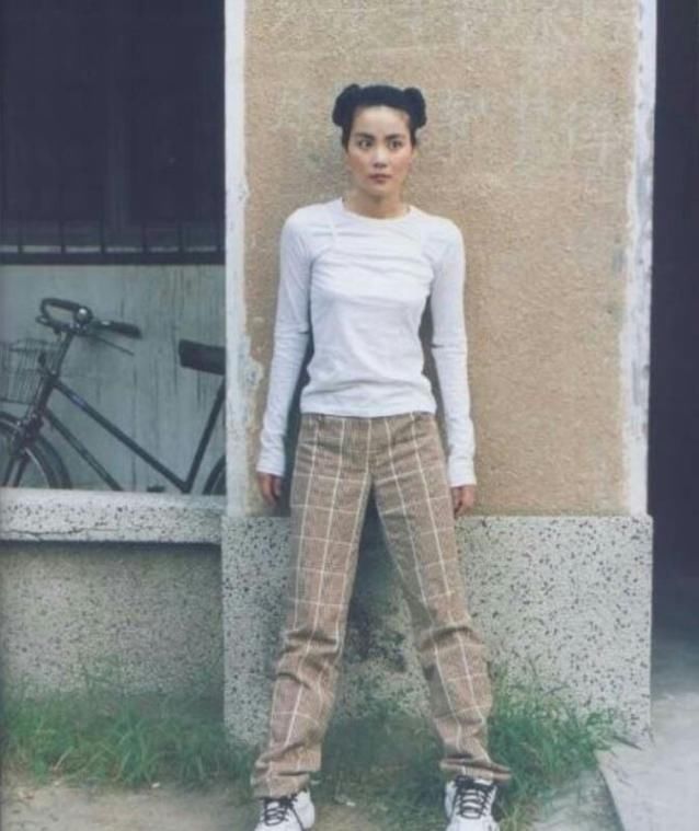 窦靖童穿着太尴尬！能不能学学母亲，20多岁时的王菲堪称时尚教主