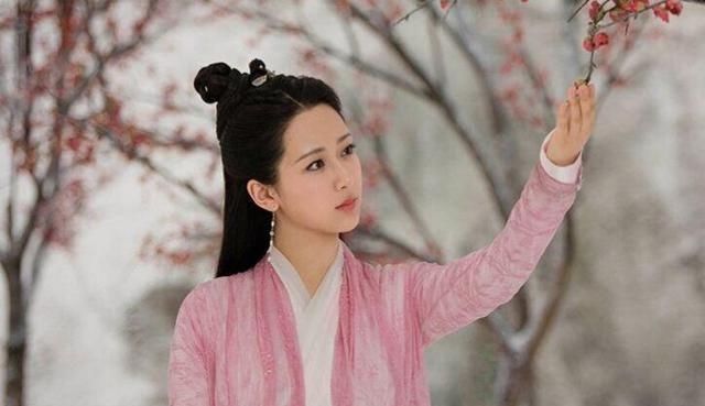 静谧：杨紫古装静谧淡雅，迪丽热巴古装活泼俏皮，你更喜欢谁？