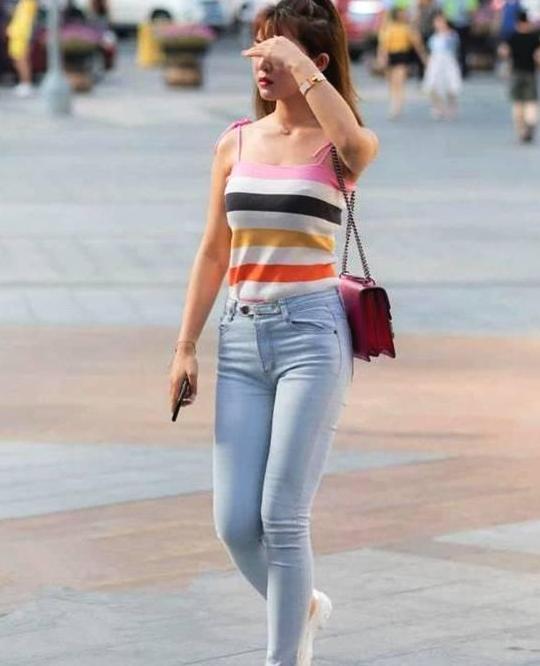 街拍：图2牛仔裤穿出潮女范十足，图4穿打底裤的美女时髦指数满