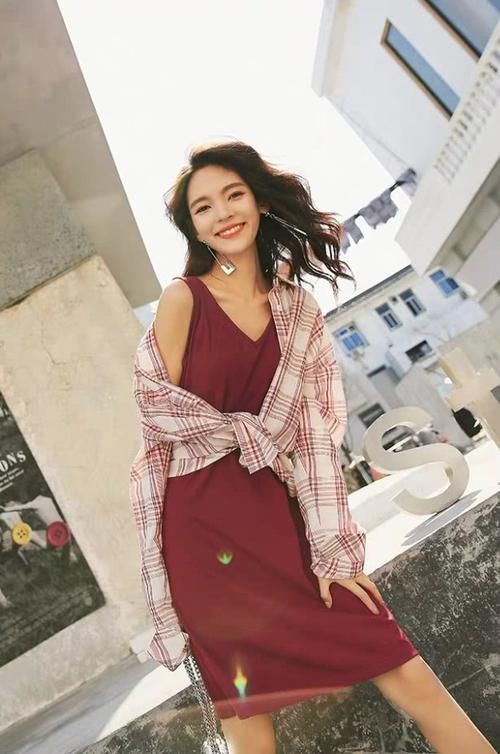  『连衣裙』衬衫不要搭配黑裤子，太土！学会这几种搭配，在校美成校花范儿