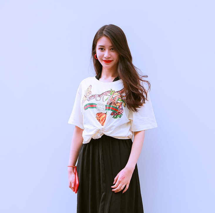 穿着紧身牛仔裤的美女，气质甜美又不失性感，打造女人姣好身段！