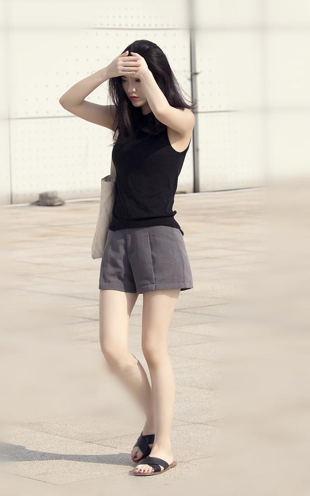 街拍女孩:高雅俏丽肤白貌美,长腿女神迷人!