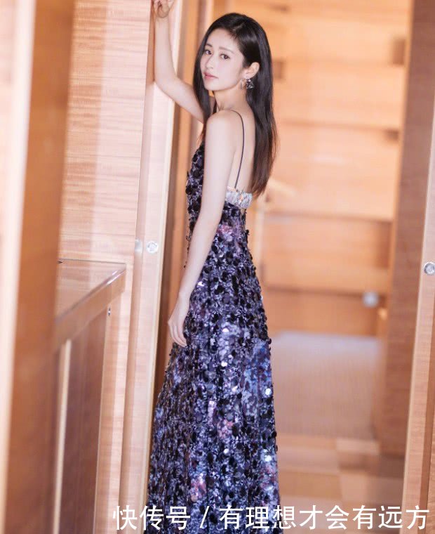 本以为颖儿穿这条裙子已经很美了,看到钟楚曦,完全被秒杀了