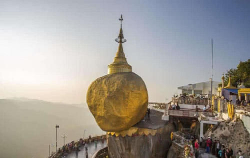 世界最神秘寺庙，建在611吨的“巨石”上，禁止女信徒触碰！