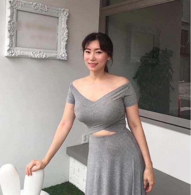 街拍: 紧身超短裙展现葫芦身材,最后一位太迷人，时尚就如此简单