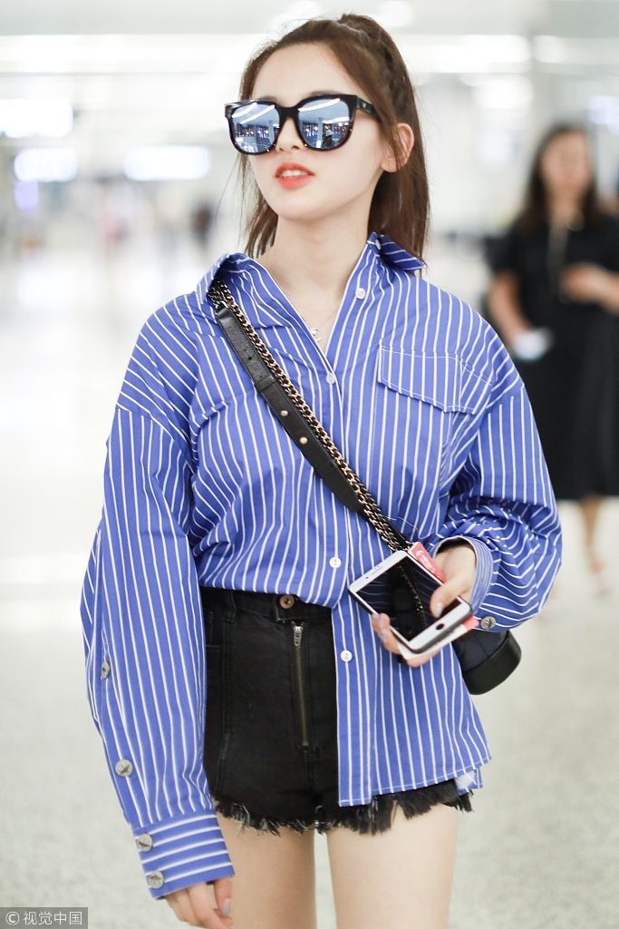 杨超越新歌“破音”反圈粉捂嘴偷笑 条纹衫慵懒秀美腿星味十足