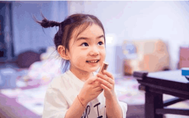 lucky每天睡觉手里都会拿个东西，戚薇说完这个东西网友不淡定了