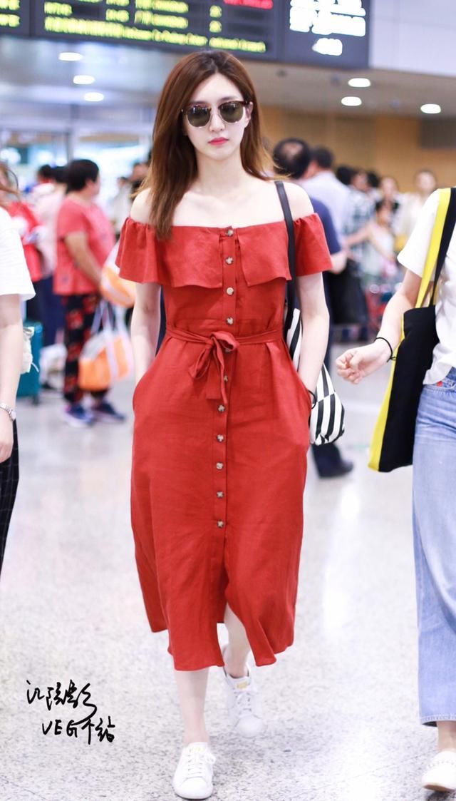 江疏影红色连衣裙亮相机场，网友：上半身好美，下半身是你的吗