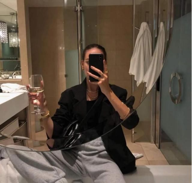  #时髦#别再穿一身黑了！今春就穿这4件薄外套，时髦炸掉！