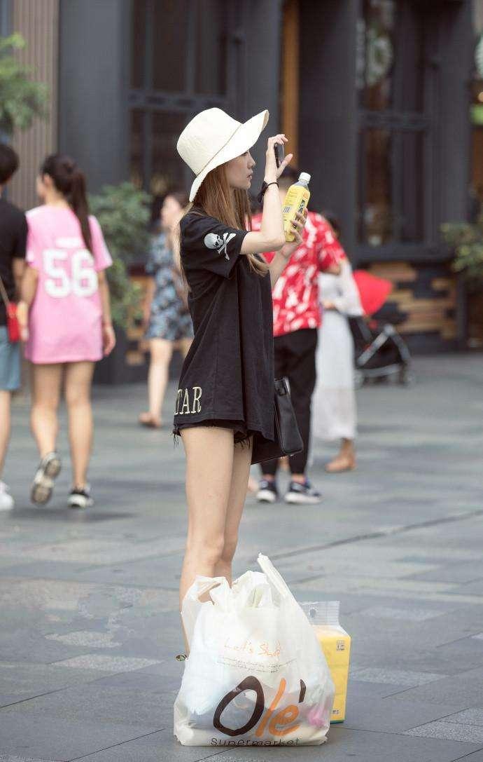 素人街拍:简单搭配却更能凸显美丽容颜，小蛮腰性感！