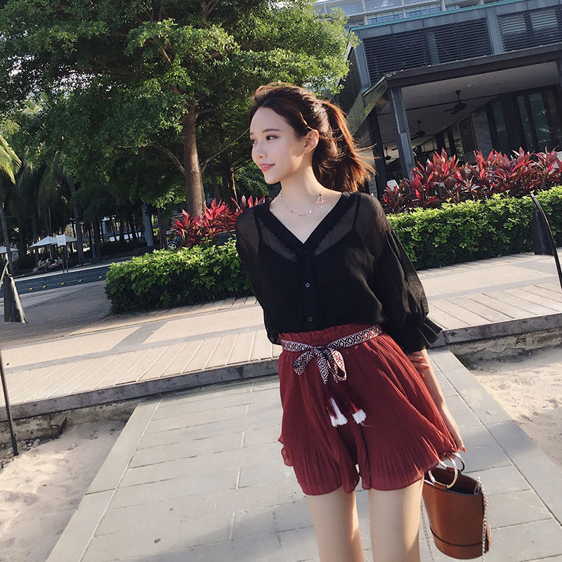 女人果然还是年轻好看，出门穿这款“显嫩衫”，男人喜欢同性嫉妒