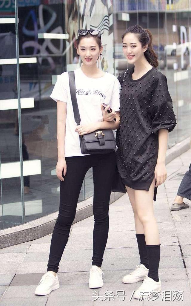 路人街拍，妩媚动人的小姐姐身穿一袭酒红色无袖连衣裙，妖治美艳