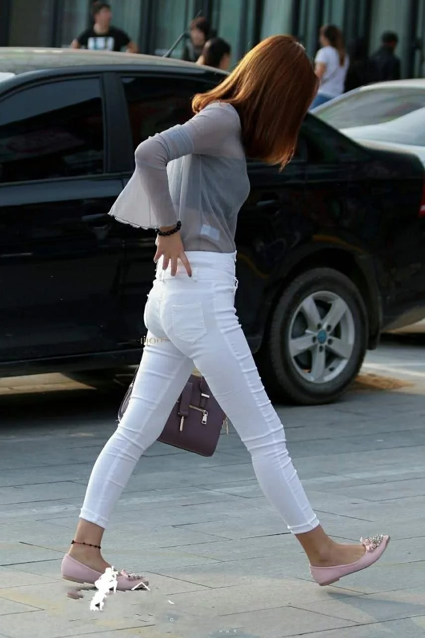 街拍：很会穿衣服的小姐姐，朦胧性感雪纺装带来不少路人眼球