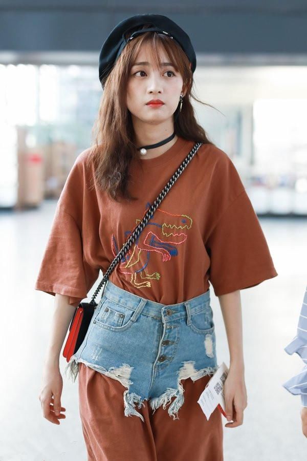 黄婷婷为了抢眼，居然在T恤裙上穿个牛仔短裤，网友:厉害了