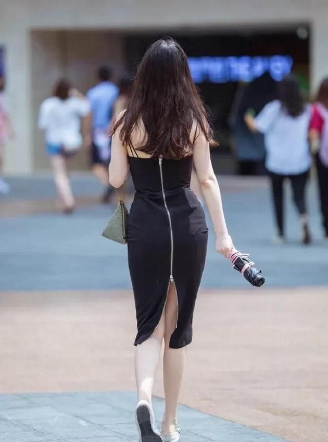 #时尚#时尚街拍:黑色长裙晚礼装,真是有闭月羞花之貌