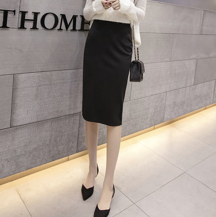 别穿连衣裙了，现流行这包臀半身裙，搭配高跟鞋显身材更有气质