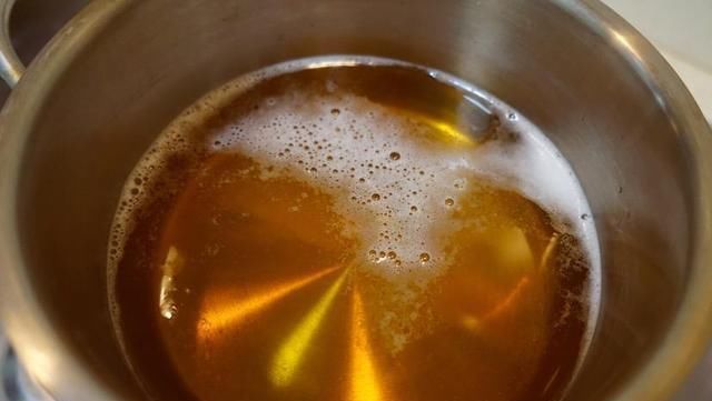  「一大」养君子兰，就用这3种“零食”，叶子油亮亮，网格叶结籽一大把！
