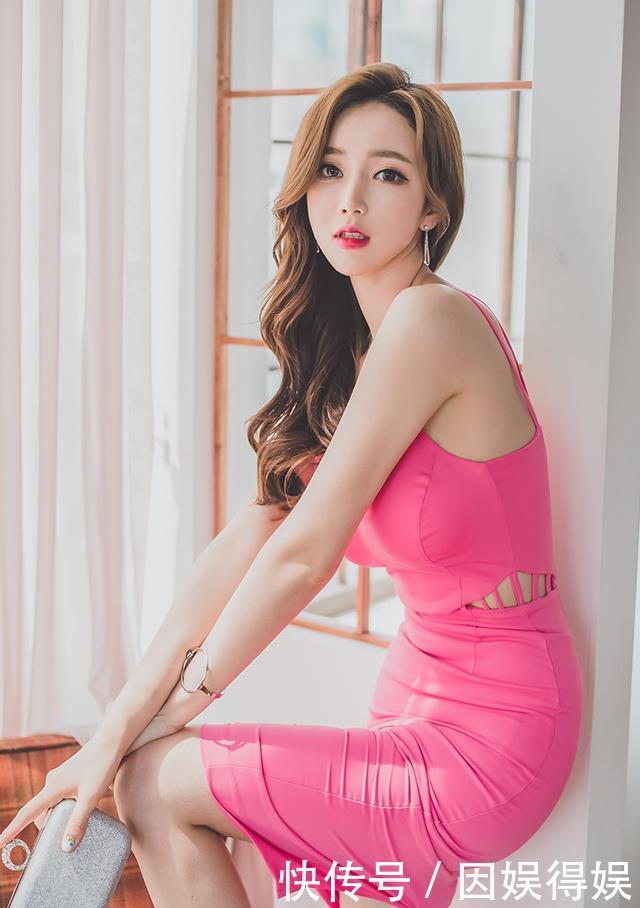  完美：韩国超模李妍静紧身长裙秀完美曲线