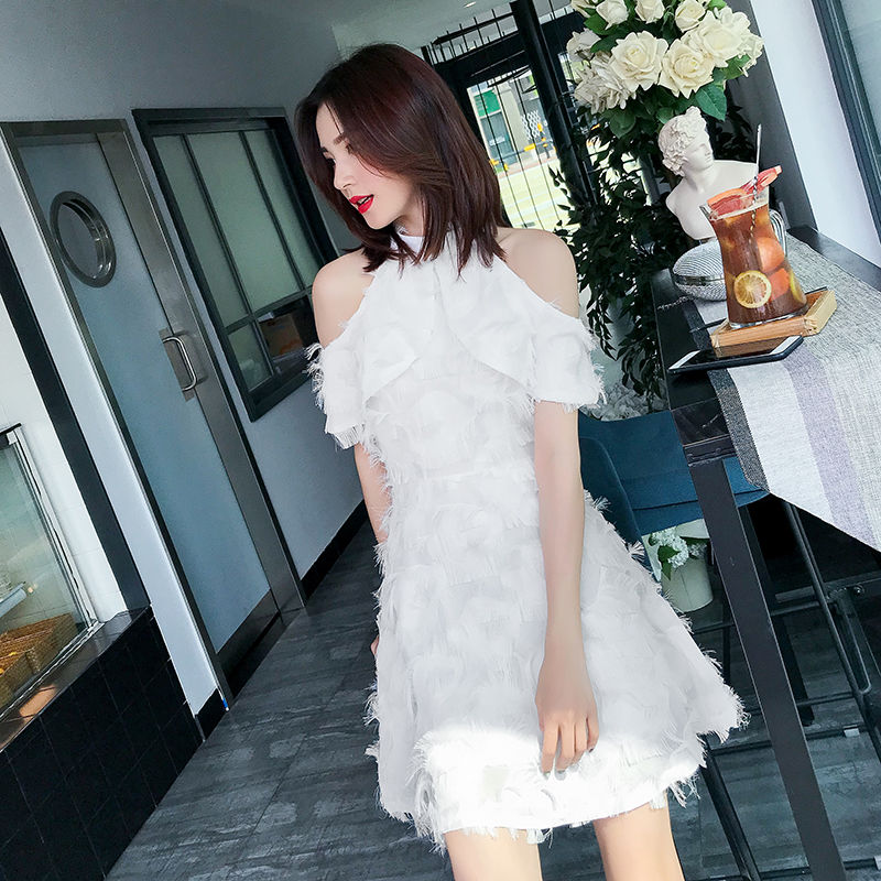 让你一见钟情的挂脖连衣裙，拉长双腿，勾勒曲线，展现慵懒魅力