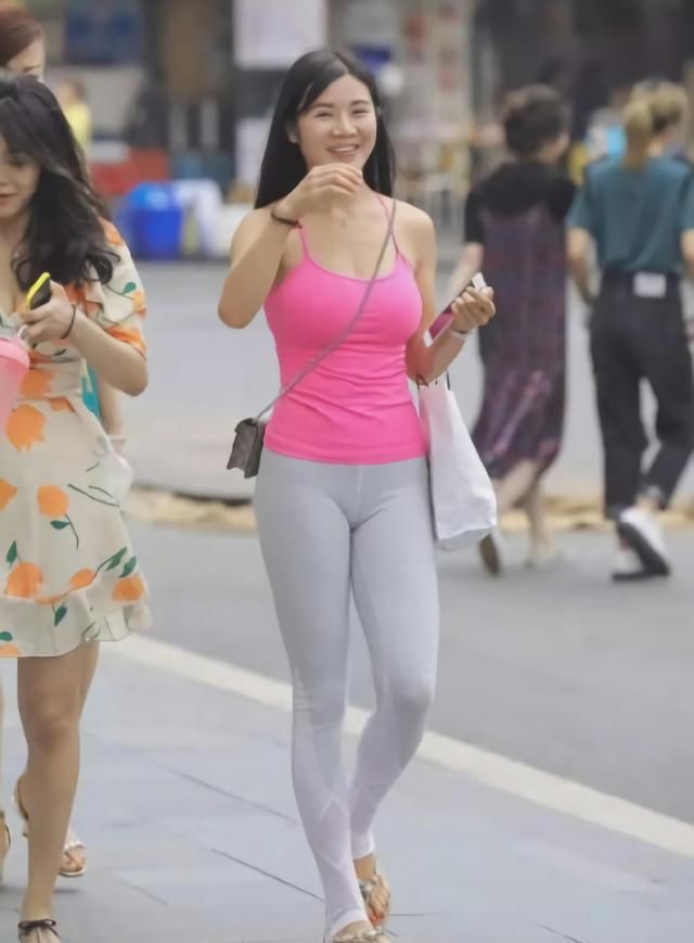街拍美女:比颜值更重要的就是身材了，好身材才能穿出打底裤的美