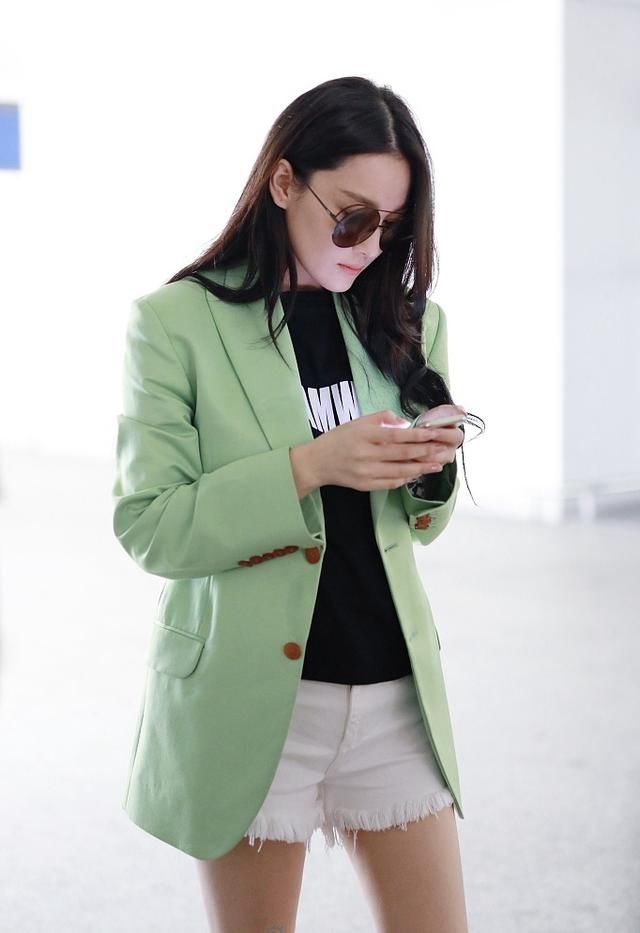 张馨予婚后亮相机场,齐臀短裤露出毛边大秀好身材,李晨后悔吧