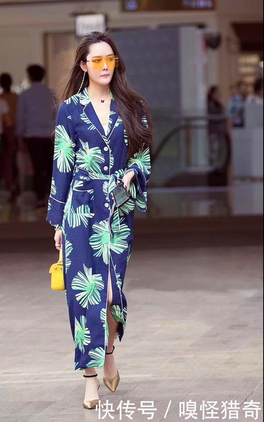 美女身材姣好搭配的是黑色的小背心，小蛮腰同样的吸引人的眼球！