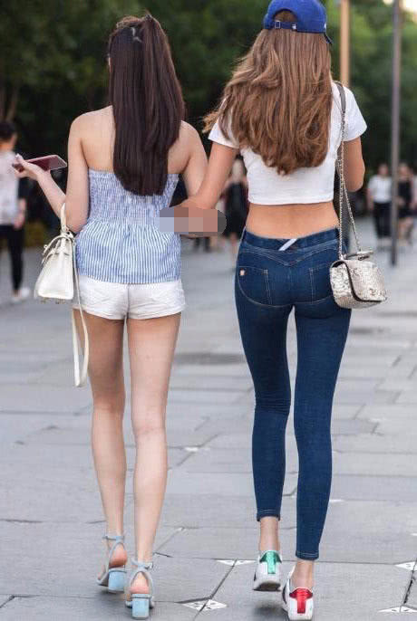 180公分美女紧身裤尽显“筷子腿”，这腿夹的一点缝隙都没有