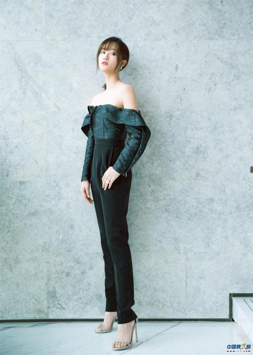 蓝盈莹曼妙身姿展精致锁骨 干练十足演绎职场时尚