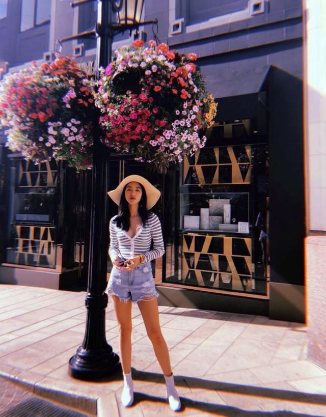 杨采钰街头玩街拍，尽显气质 网友：满屏都是腿