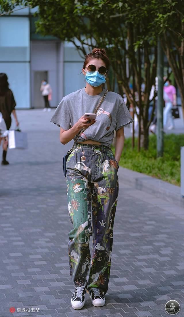 【更多的机会】街拍:我们在穿衣搭配的过程中,一定要尽量发挥自己最大的优势