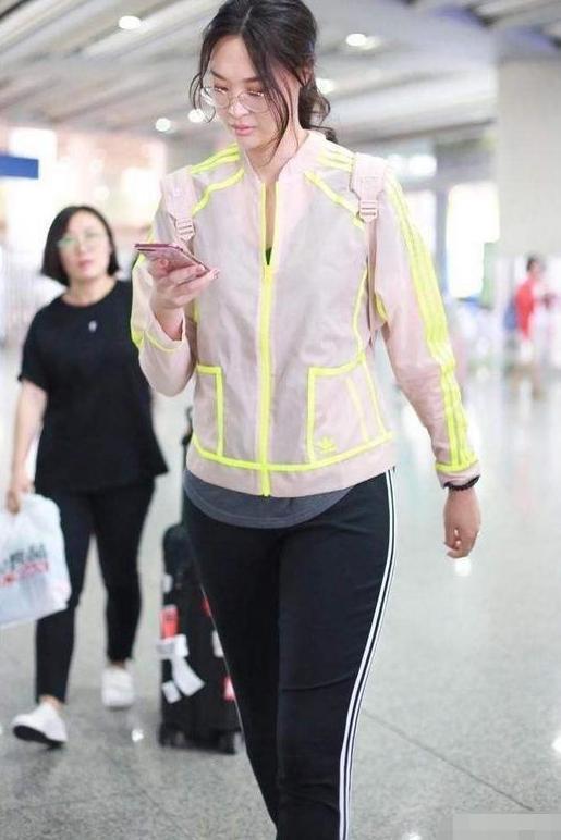 惠若琪的腿已经够长了, 穿超短裤还要两边开叉, 网友: 逼死普通女