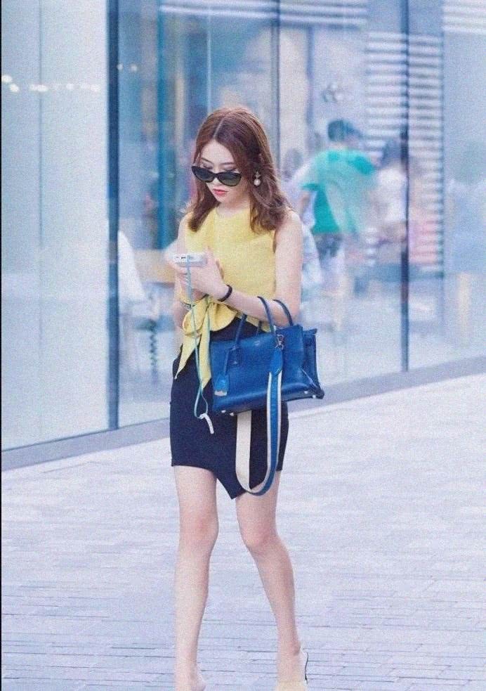 街拍路人，清新优雅，简洁大方的搭配，让你彰显女神的魅力气质