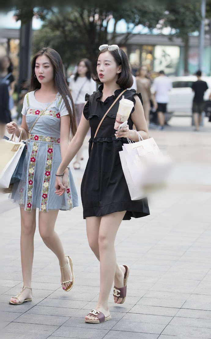 路人街拍，长相清纯的小姐姐穿着清爽，一身长裙靓丽迷人！