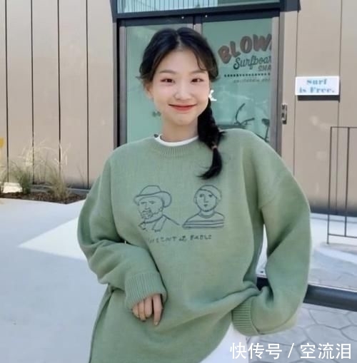  加上：有种网红搭配叫“治愈针织衫”火了，再加上一个笑容，男神都心动
