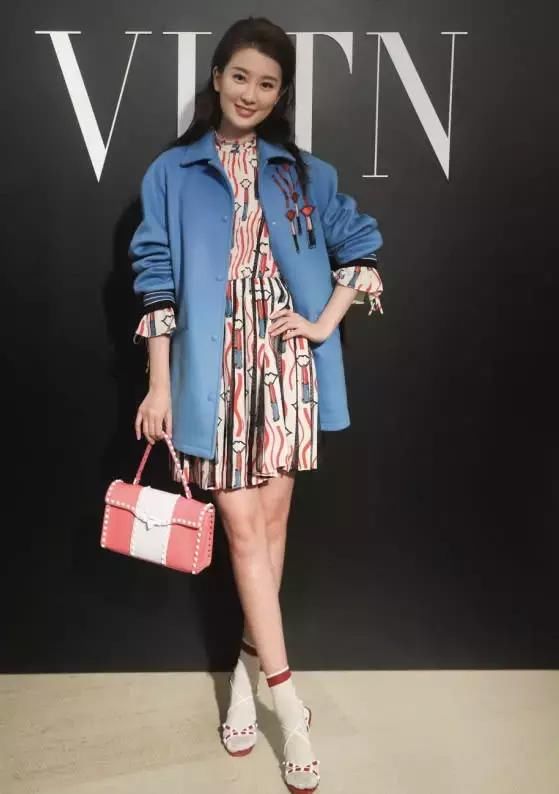 见过明星撞衫没见过“撞脚”，看到乔欣和李沁这打扮，我沉默了！