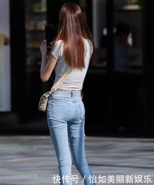 『小美女』街拍:T恤配牛仔裤的小美女,展现时尚优雅范,分分钟穿出自己的品质感