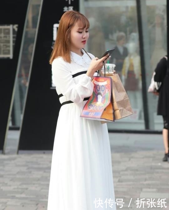小美女:街拍:香娇玉嫩的小美女,身穿白色长裙,笑容甜美可爱