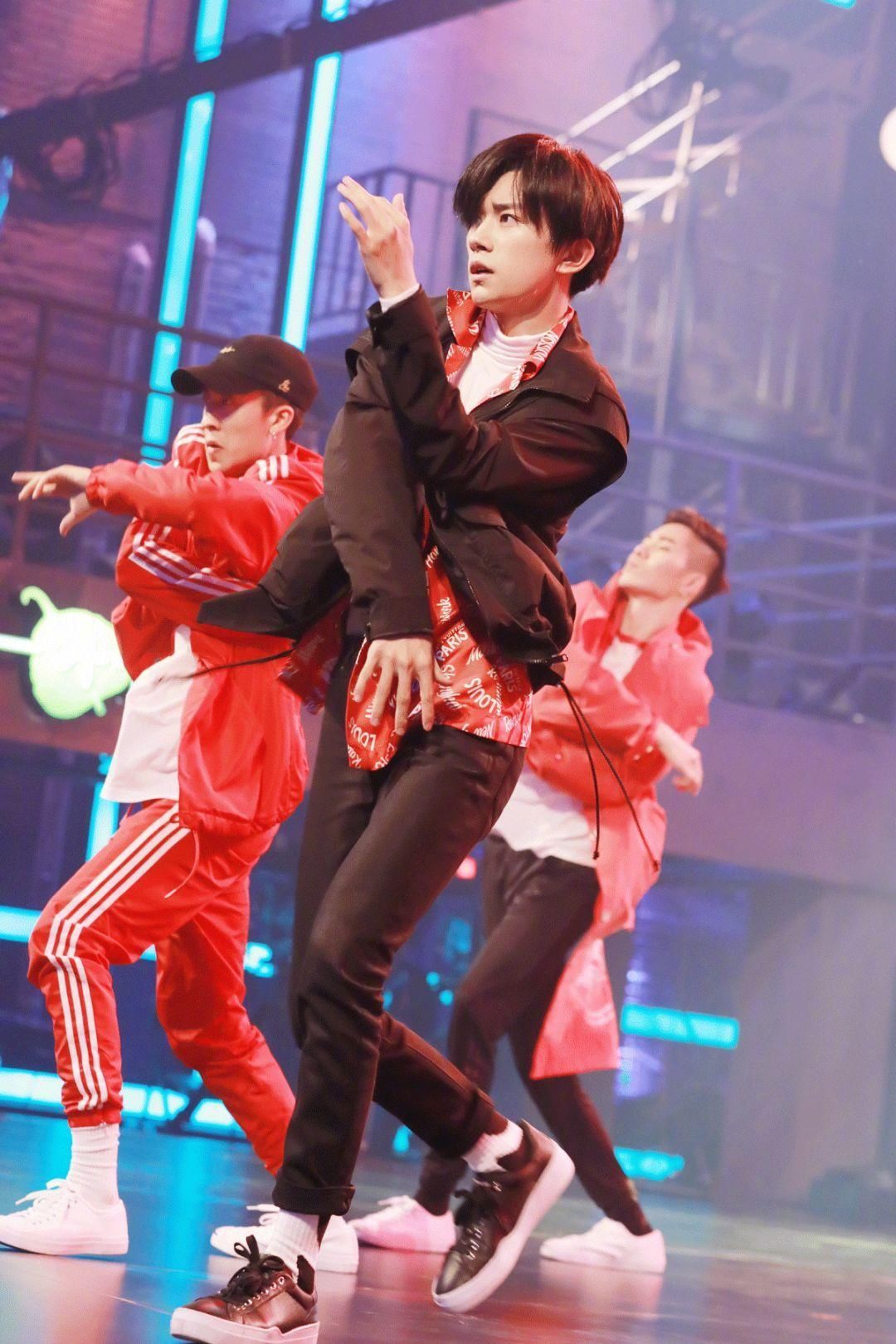 30岁的助理说，和17岁的四字弟弟谈恋爱，绝对不是姐弟恋