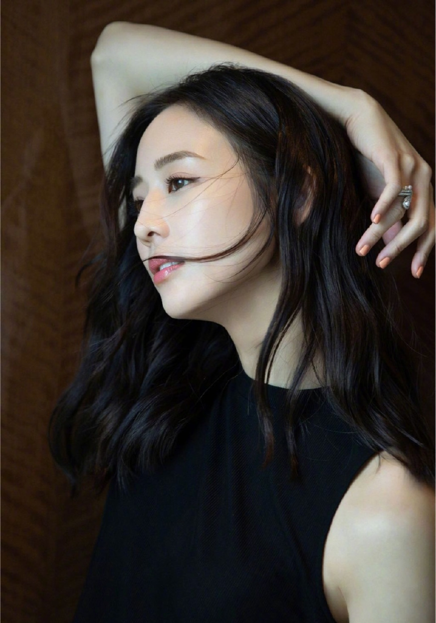 36岁张钧甯身着一袭深V长裙亮相，精致又有女人味