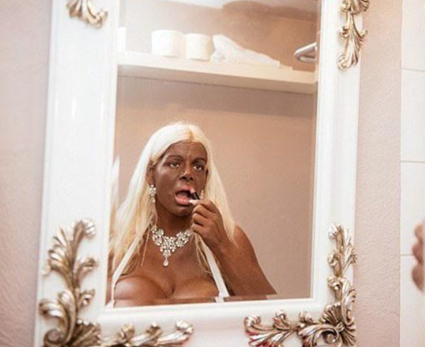 德国空姐欲变芭比娃娃，却是这样的结果